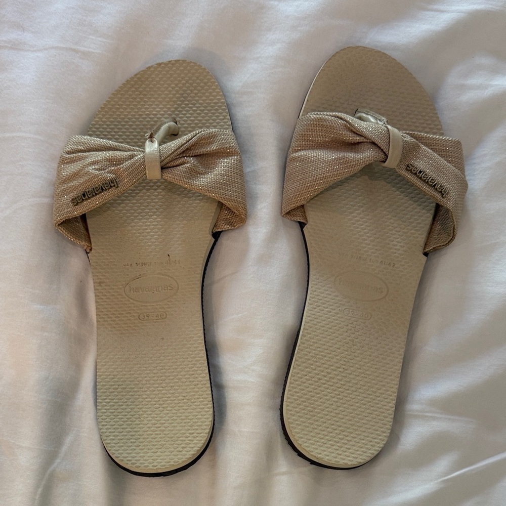 EXCELLENT CONDITION, barely worn! Havaianas Women's Gold Slide Sandals Sz. 39-40